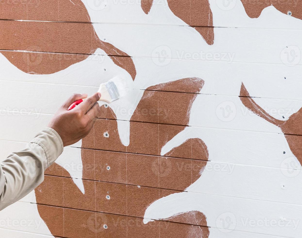 pintando na cerca de madeira. foto