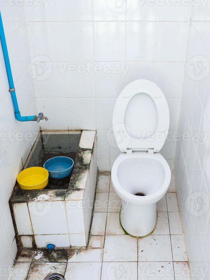 banheiro público sujo com o azulejo branco. foto