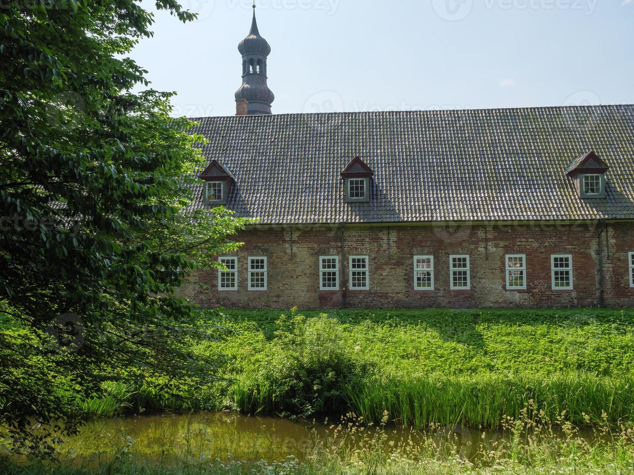 a cidade de husum no mar do norte foto