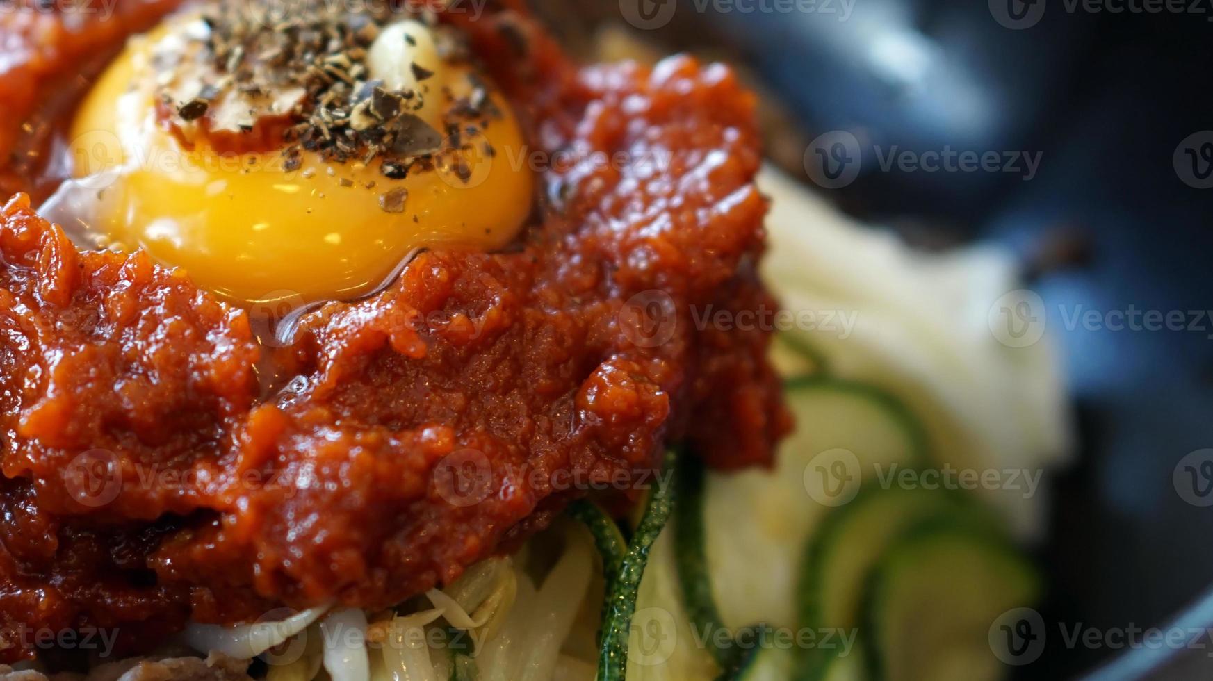 bibimbap, comida coreana de pratos quentes da mistura foto