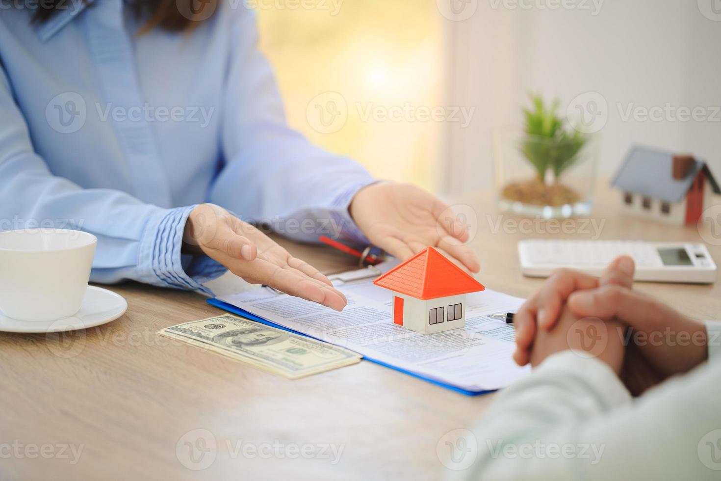 corretores de vendas de casas estão oferecendo vendas de casas, casa modelo na recepção. conceitos imobiliários e residenciais, comércio de casas foto