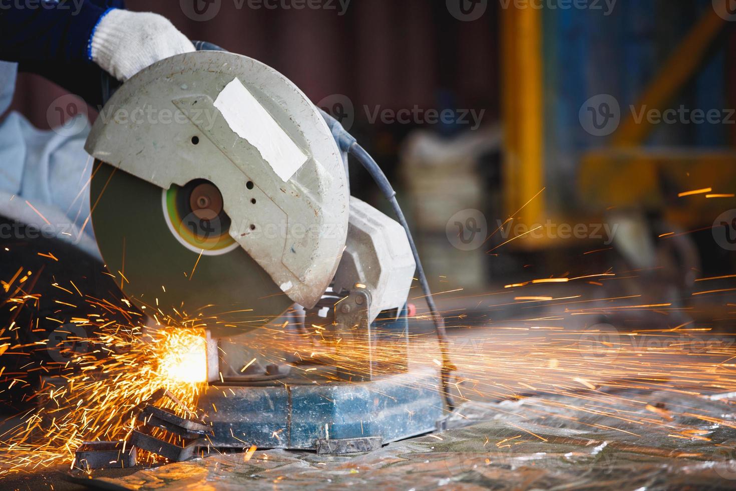 corte de um aço com salpicos de faíscas, processamento de metal com rebarbadora. faíscas em metalurgia. foto