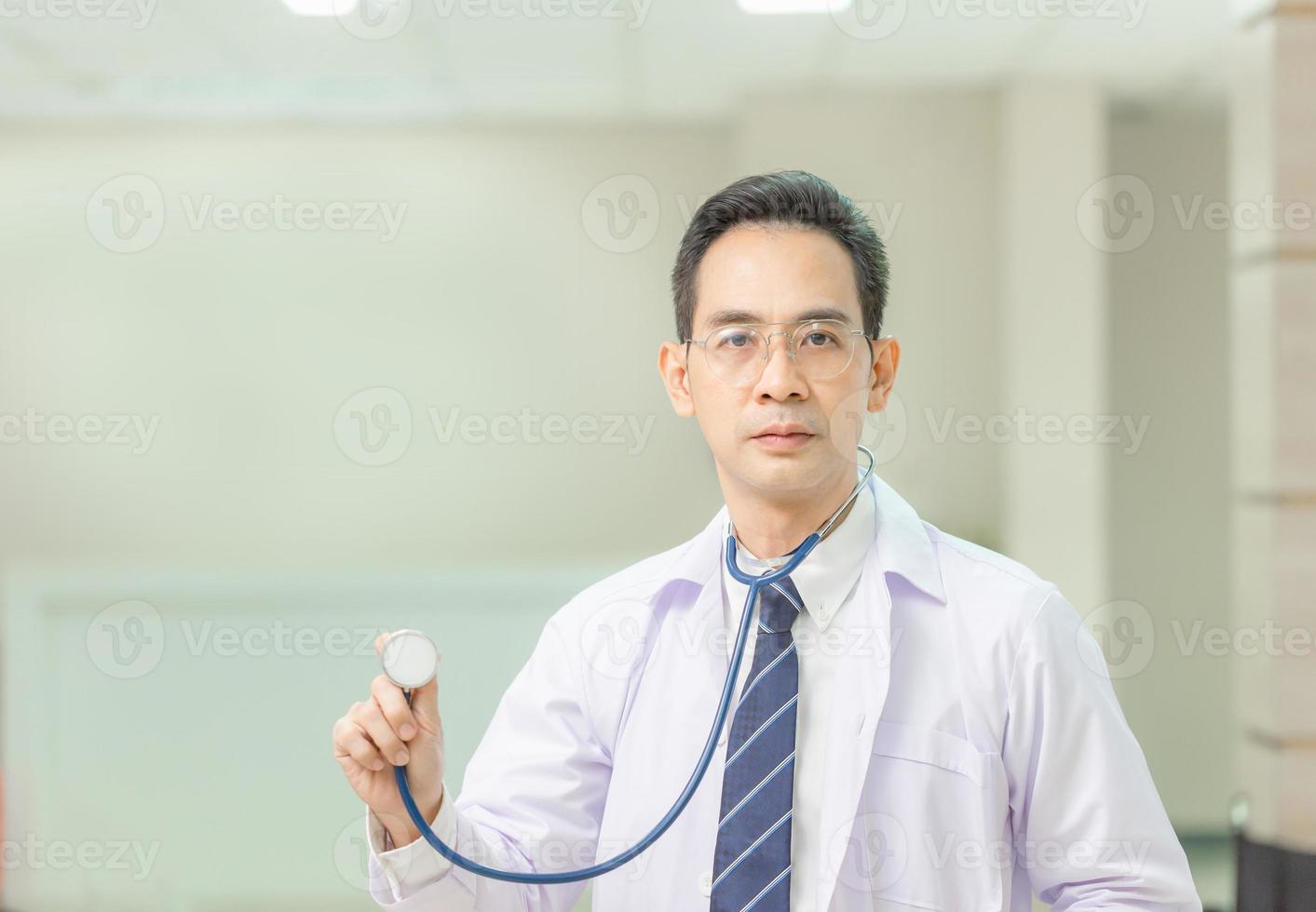 retrato de médico em óculos com estetoscópio no hospital, assistência médica e serviço médico foto