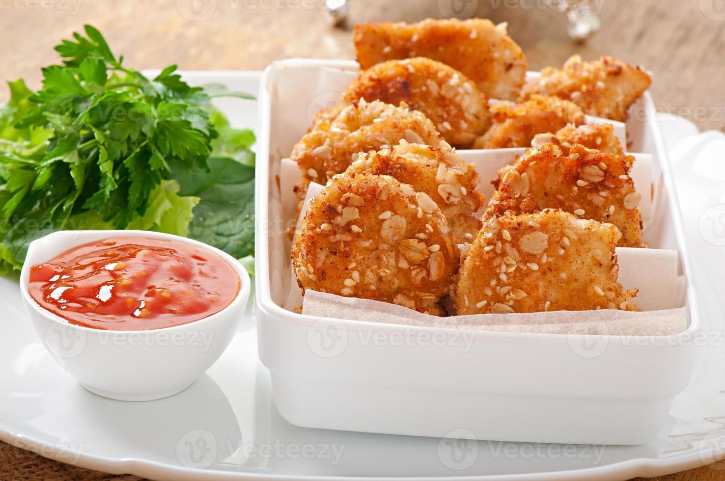 nuggets de frango revestidos com cereais, migalhas e gergelim foto