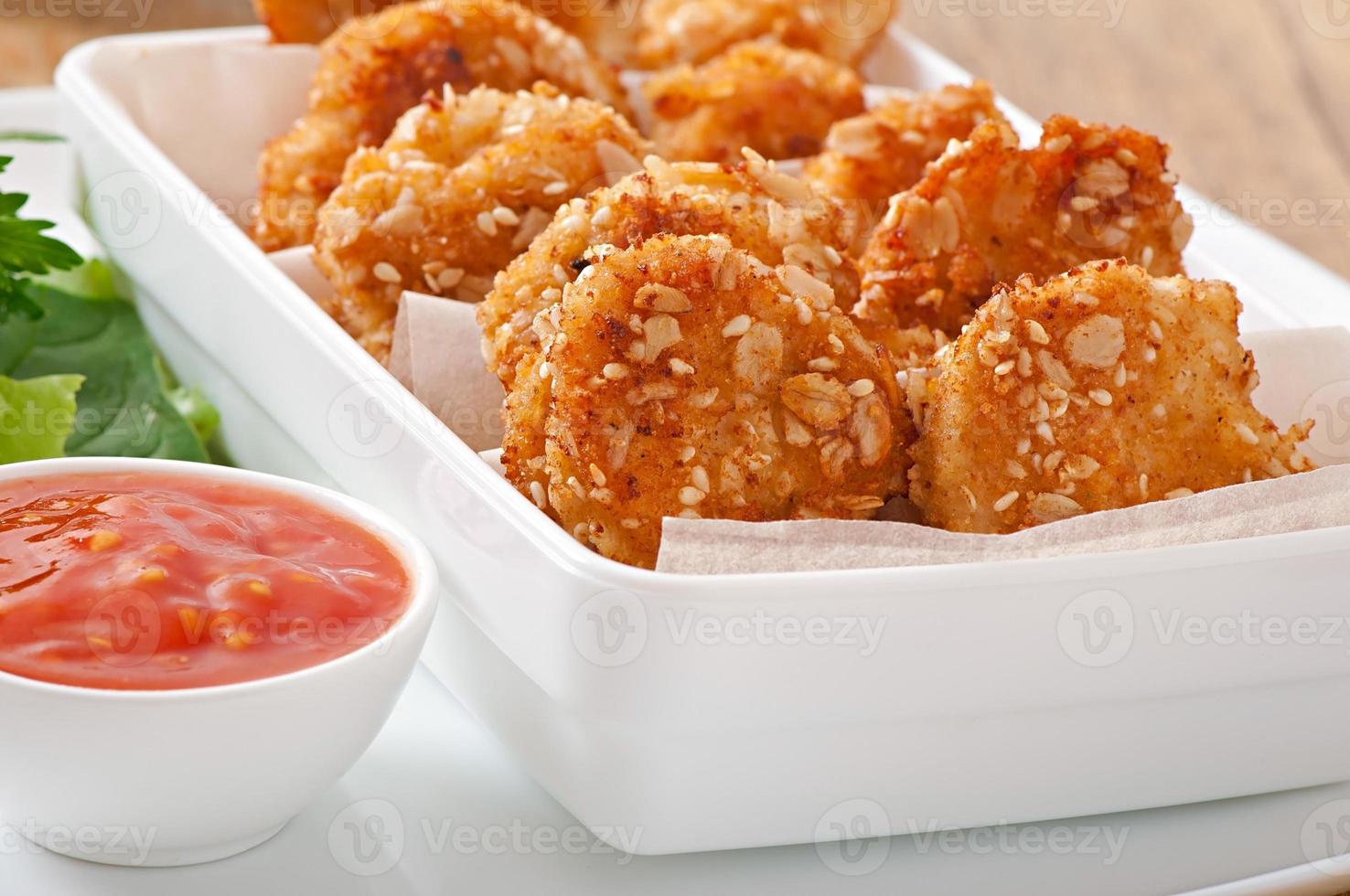 nuggets de frango revestidos com cereais, migalhas e gergelim foto