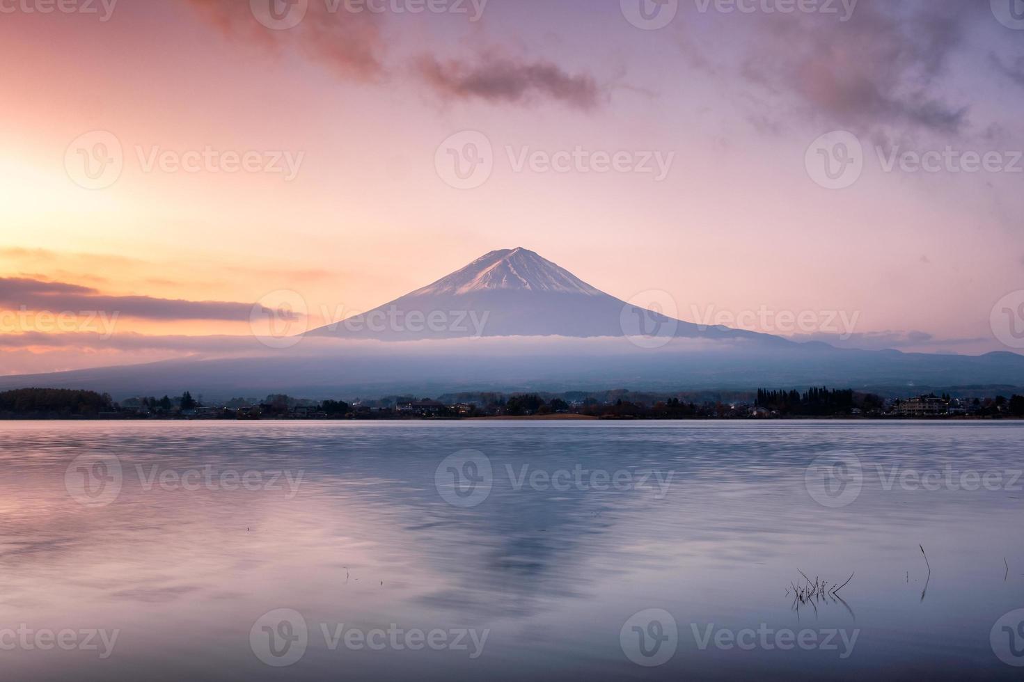 belo vulcão monte fuji reflexão no lago ao amanhecer em kawaguchiko foto
