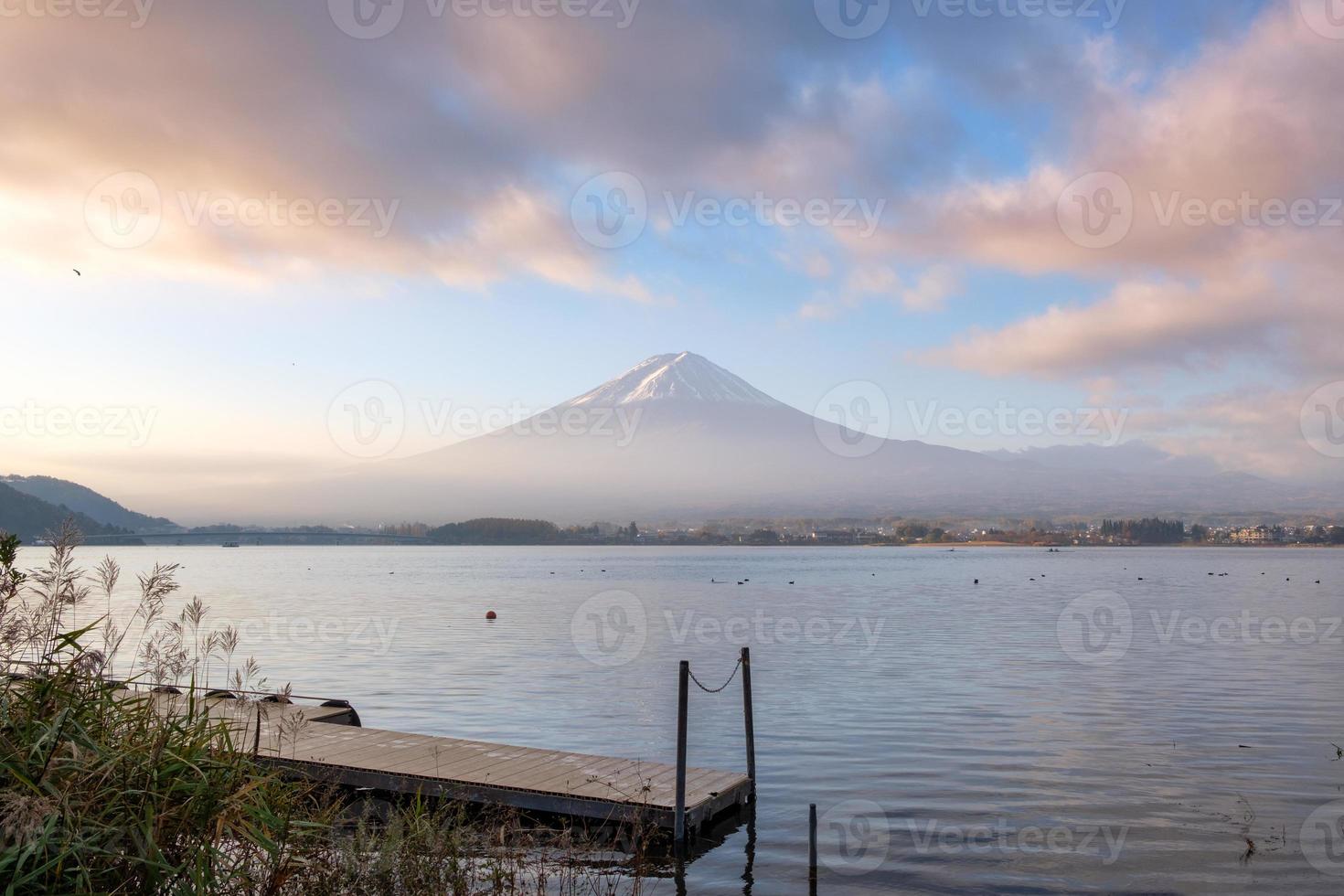 cênico monte fuji e porto de madeira com céu colorido no lago kawaguchiko foto