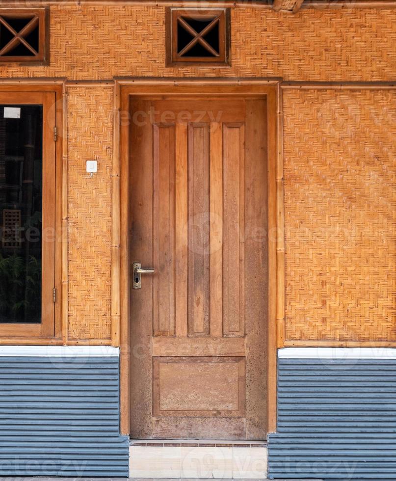 porta de madeira com tecelagem de bambu foto