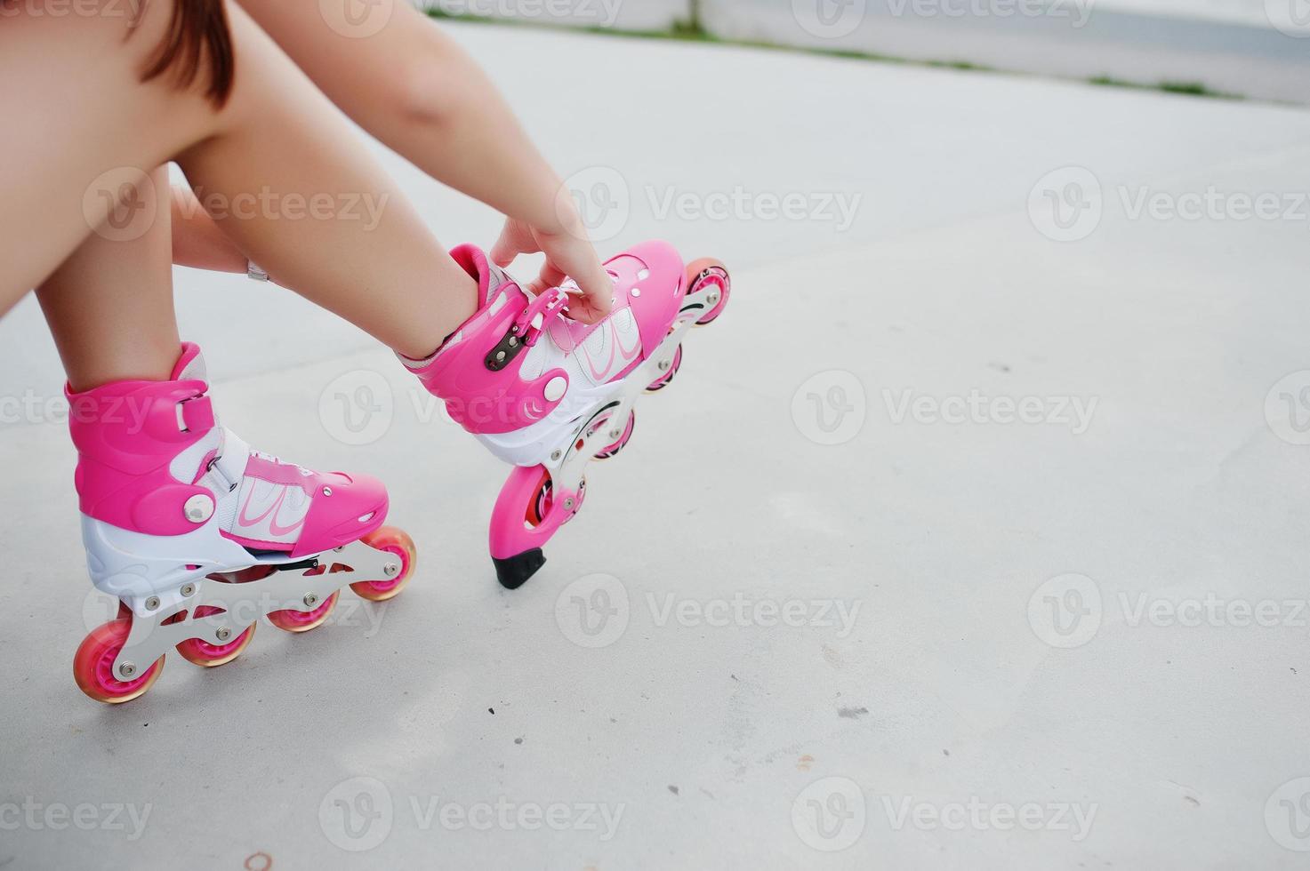 jovem vestindo patins ao ar livre. foto