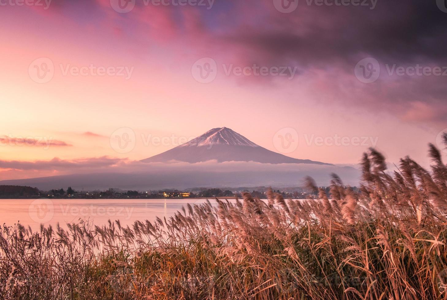 céu colorido com montanha fuji e prado dourado foto