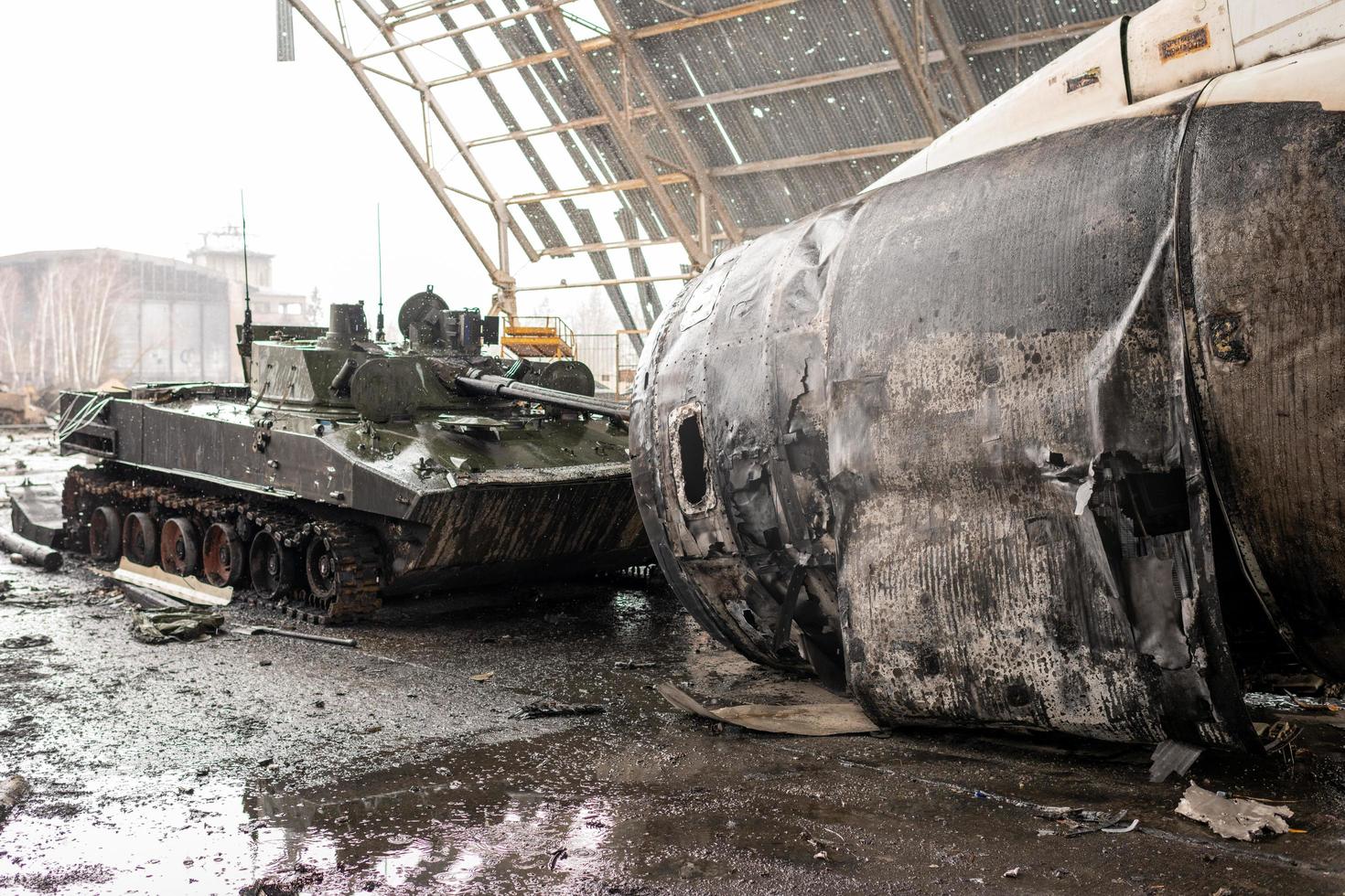 guerra destruída no aeroporto da ucrânia por tropas russas foto
