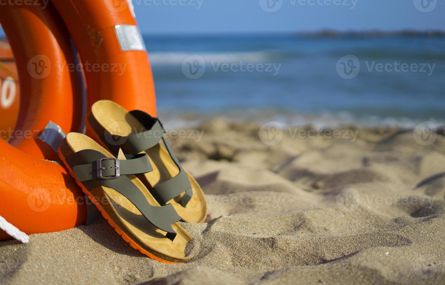 sandálias masculinas modernas com estilo de verão para férias na praia foto