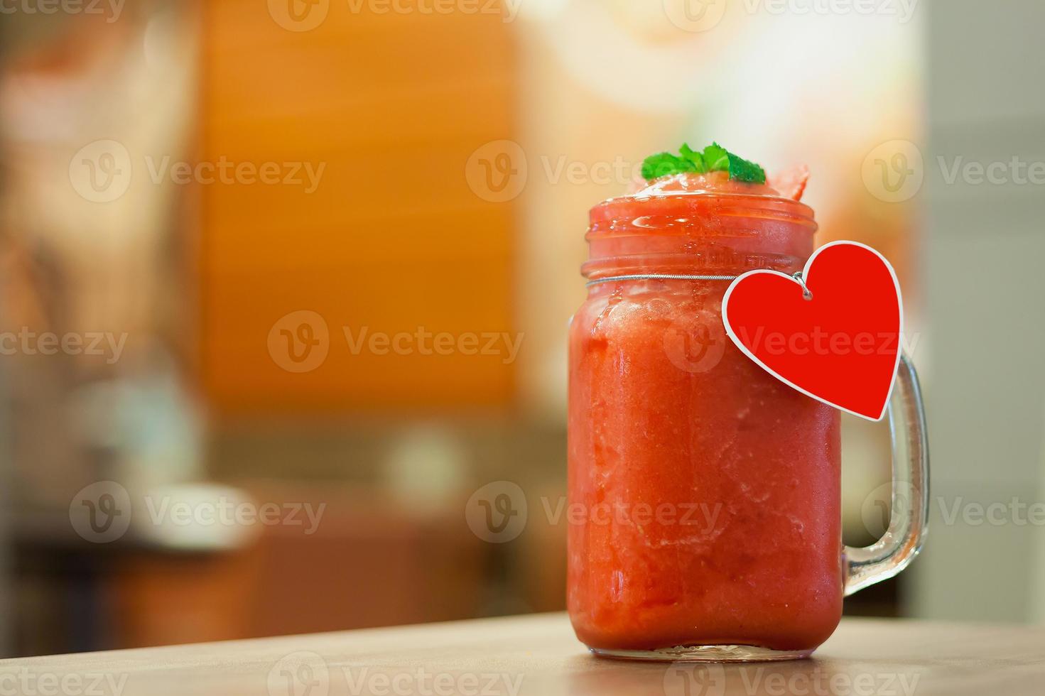 smoothie de morango com frutas frescas na mesa de madeira foto