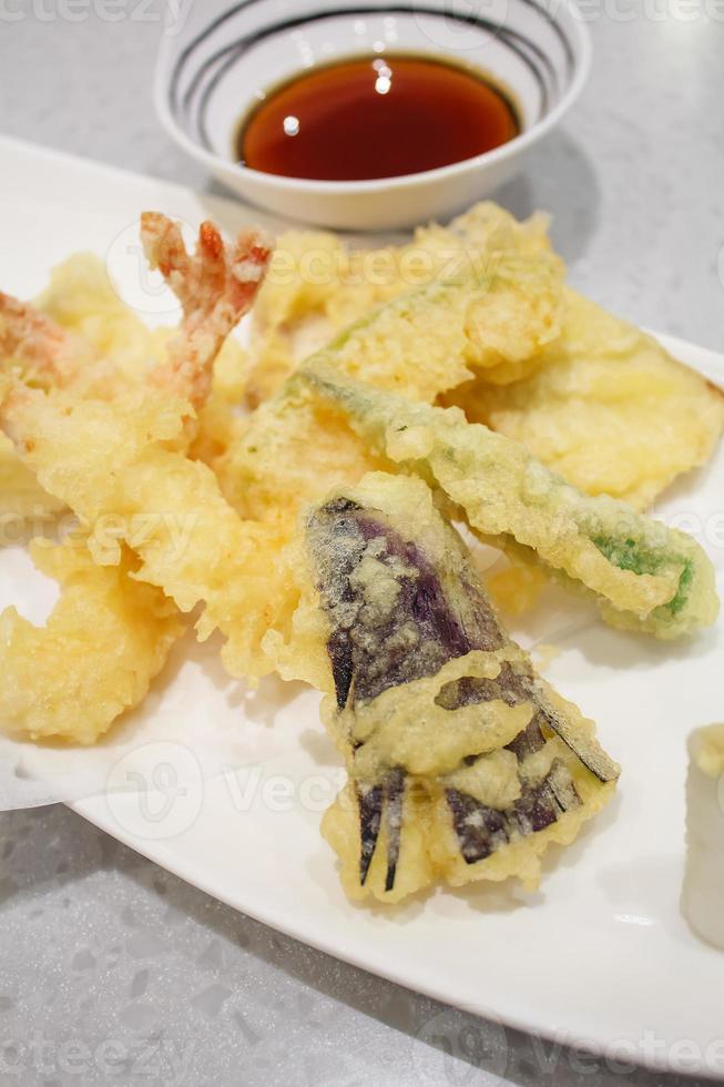 cozinha japonesa - camarões tempura com molho foto