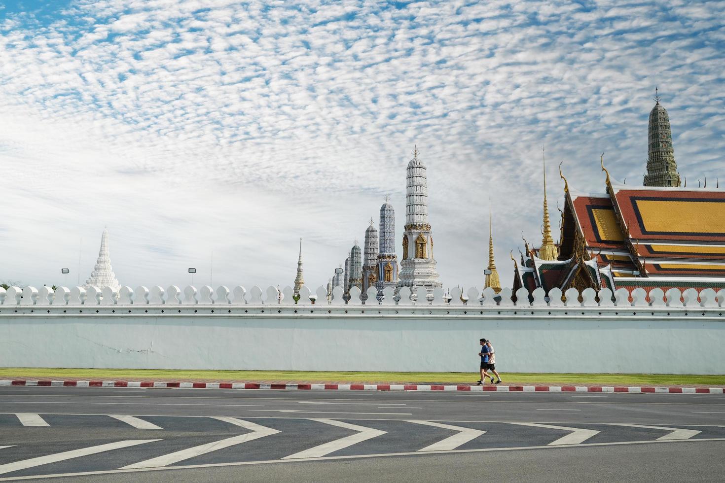 bangkok tailândia 13 de abril de 2022 fora de wat phra kaew, o templo do buda esmeralda e o grande palácio. palácio real luxuoso de bangkok. foto