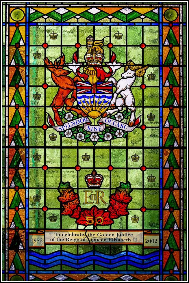 victoria, ilha de vancouver, canadá, 2007. vitral no prédio do parlamento da colúmbia britânica foto