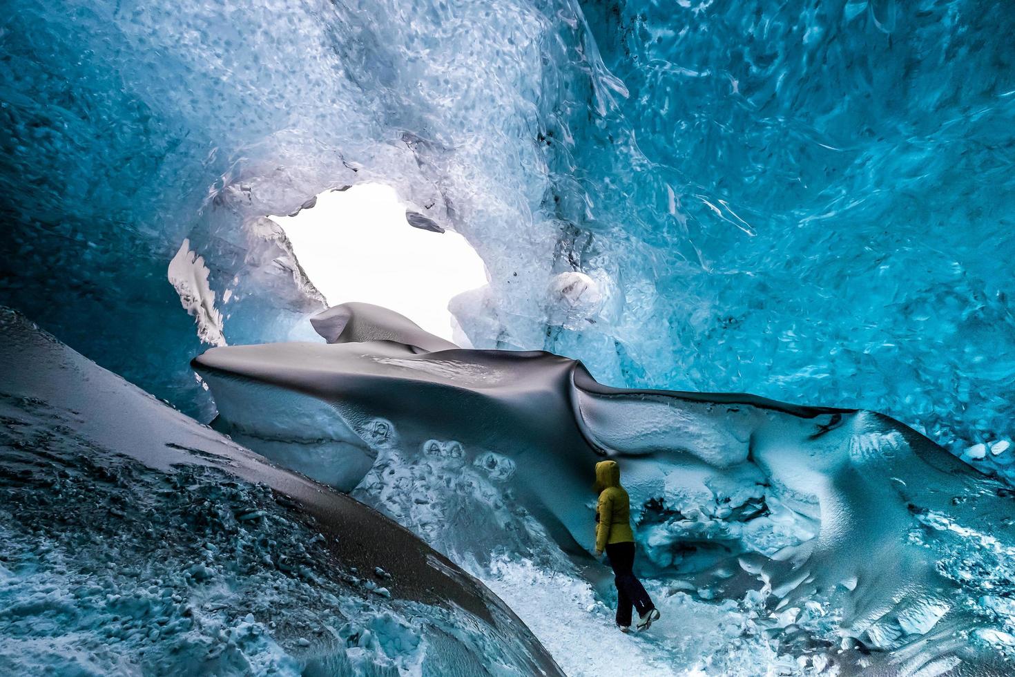 jokulsarlon, islândia, 2016. caverna de gelo de cristal foto