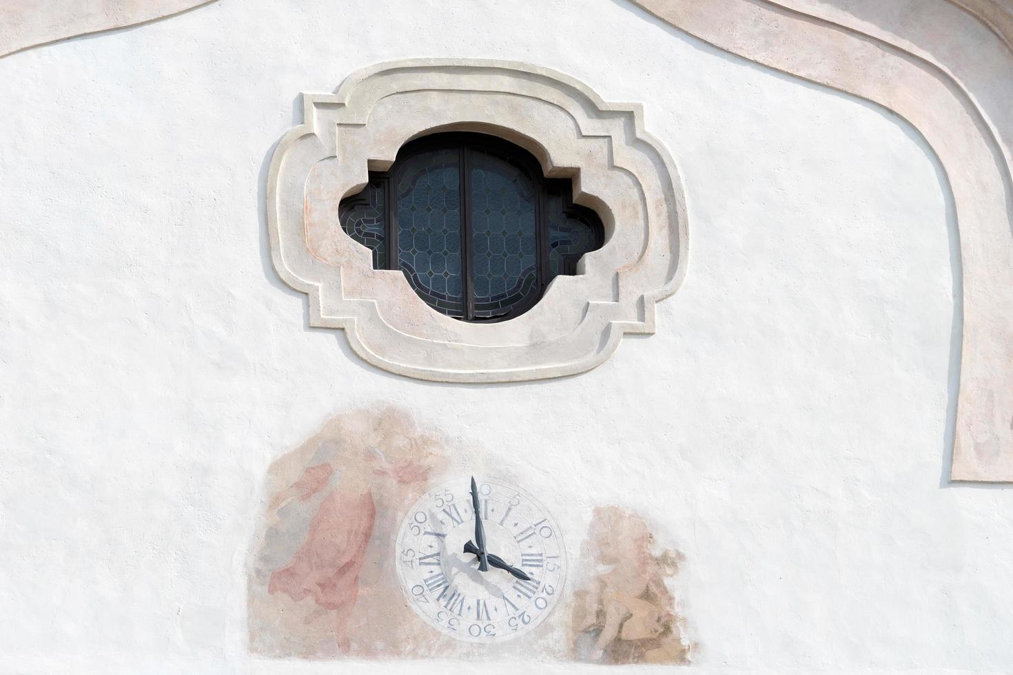 cortina d'ampezzo, itália, 2016 relógio na igreja paroquial de ss philip e jacob foto