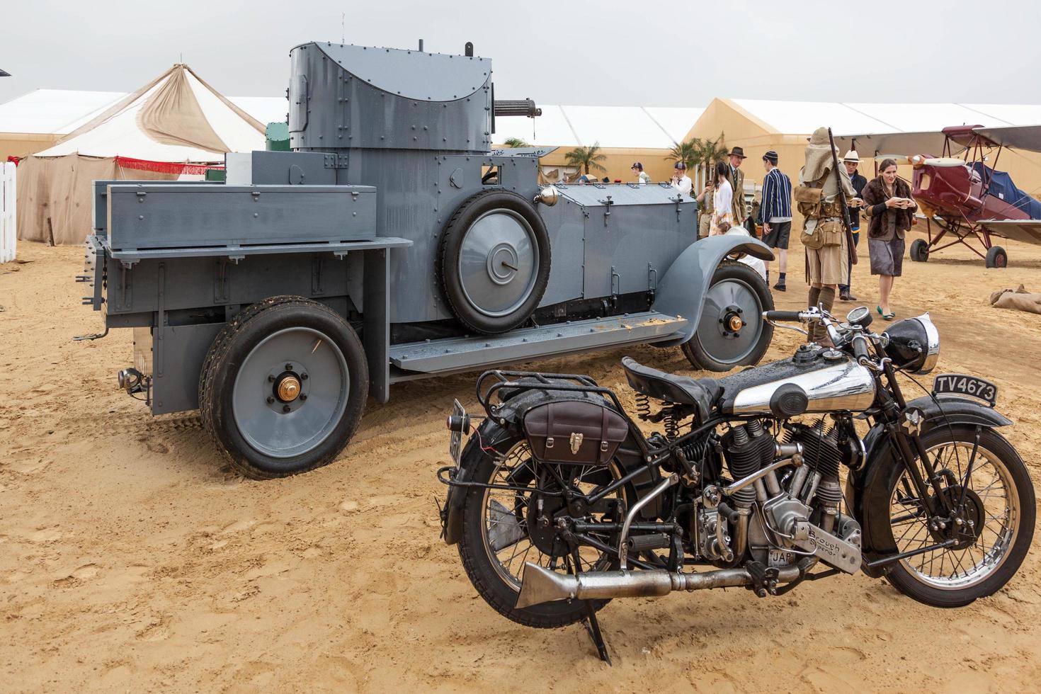 Goodwood, West Sussex, Reino Unido, 2012. Motocicleta antiga e um carro blindado foto