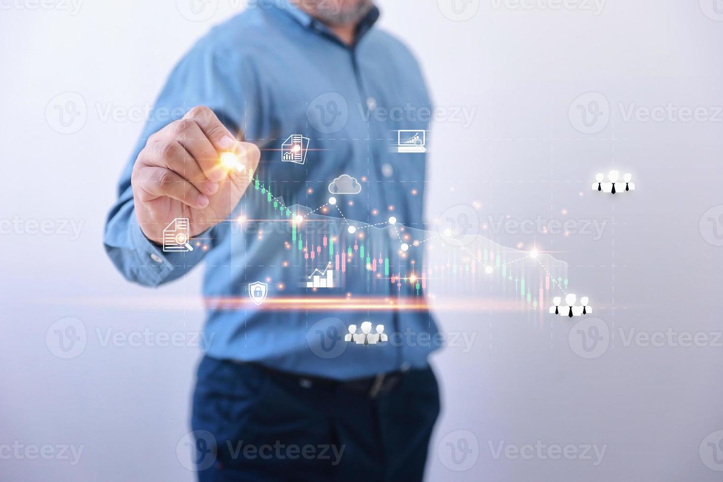 empresário tocando ponto no gráfico de crescimento de negócios mais alto, análise de mercado. gráfico de gráficos de crescimento de negócios, finanças, negociação de ações, análise de investimentos e conceito de análise do mercado de ações. foto