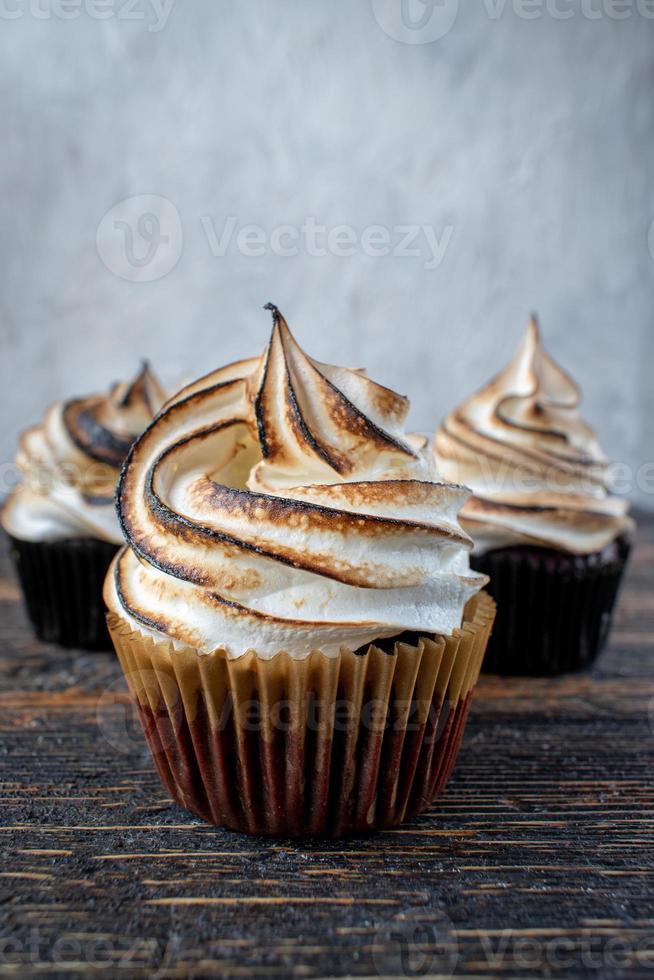 cupcakes com topo de redemoinho de merengue torrado foto