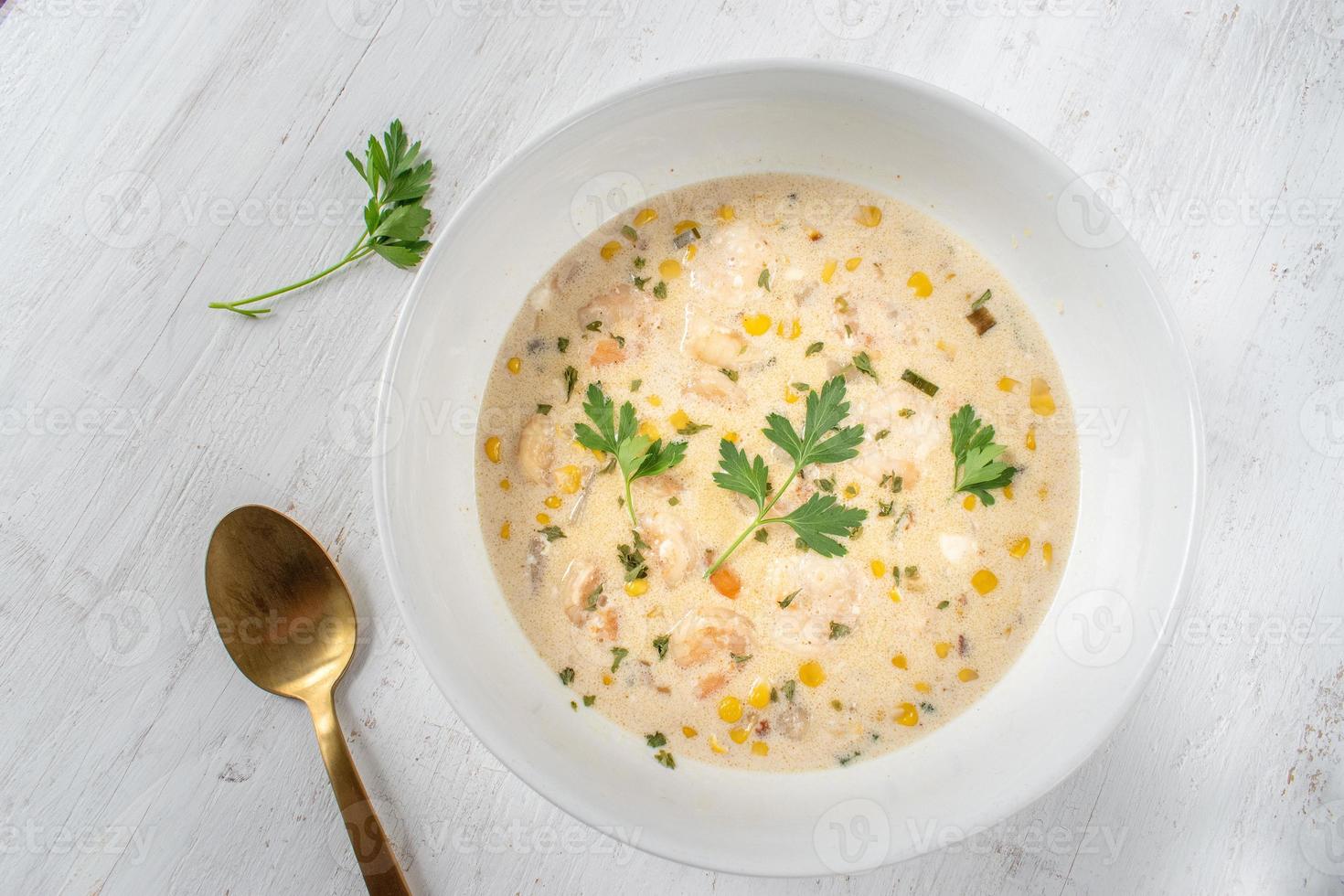 sopa cremosa de sopa de marisco com milho e salsa plana lay foto