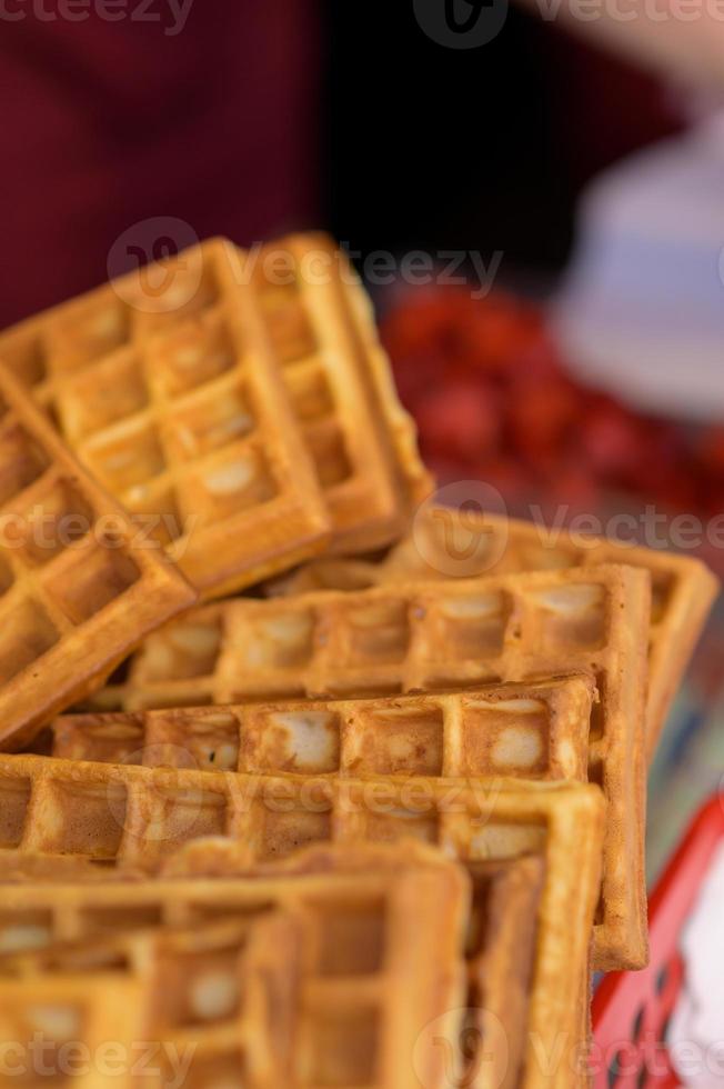 close-up de waffle tradicional rústico no festival de comida de rua. gastronomia de serviço de cozinha ao ar livre e conceito de comida para viagem foto