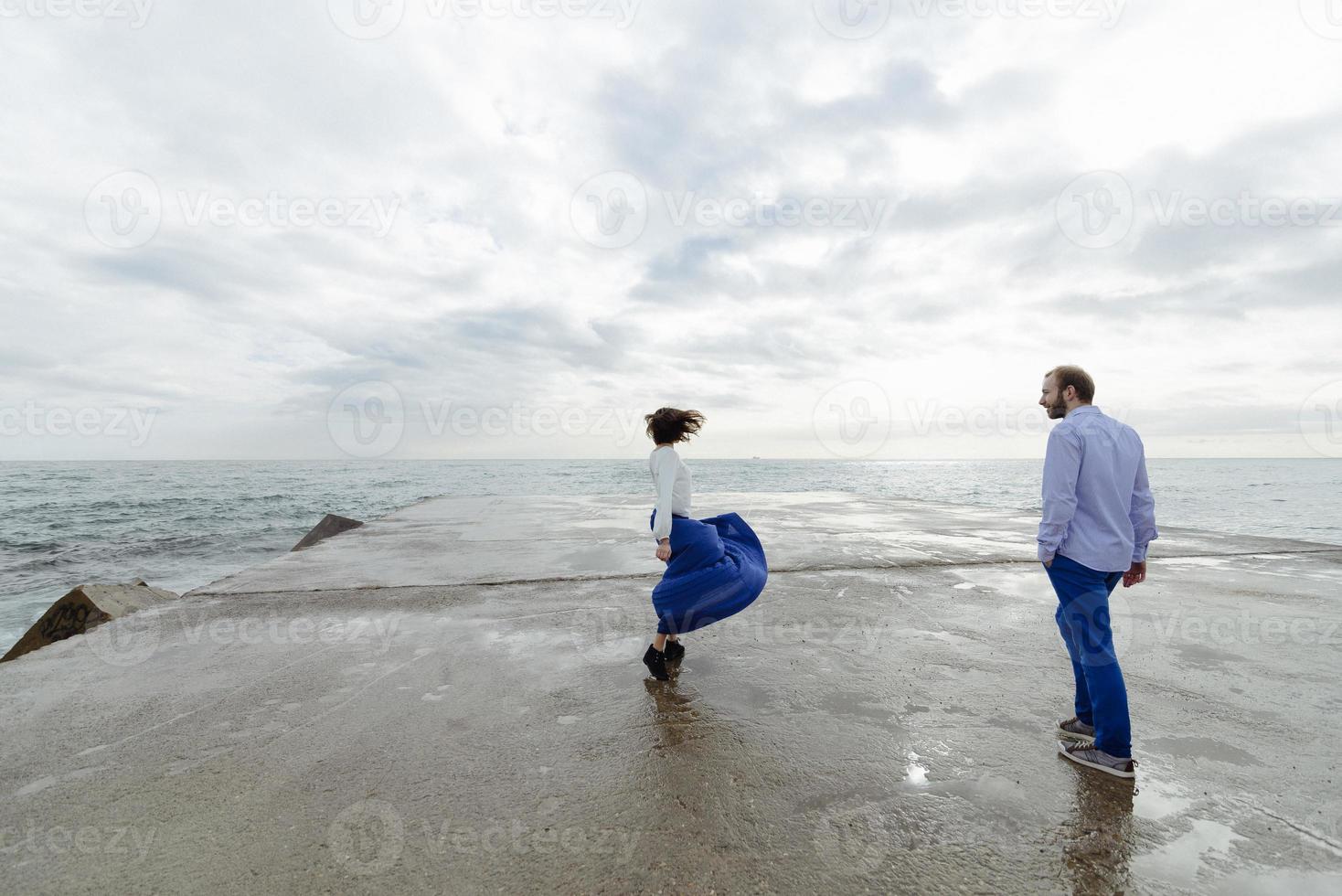 um casal apaixonado, homem e mulher aproveitando as férias de verão em uma praia paradisíaca tropical com água do mar claro e cênica foto