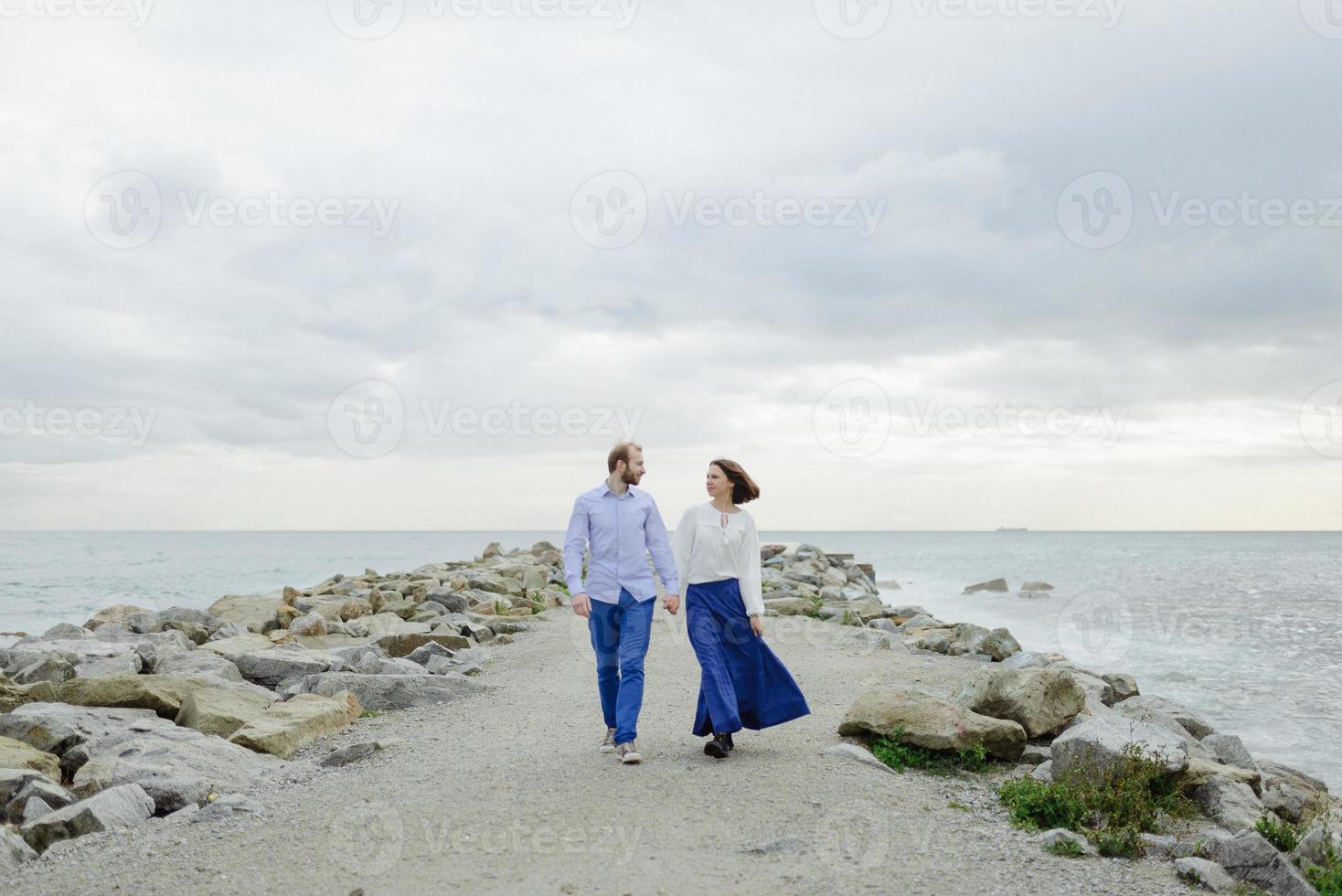 um casal apaixonado, homem e mulher aproveitando as férias de verão em uma praia paradisíaca tropical com água do mar claro e cênica foto