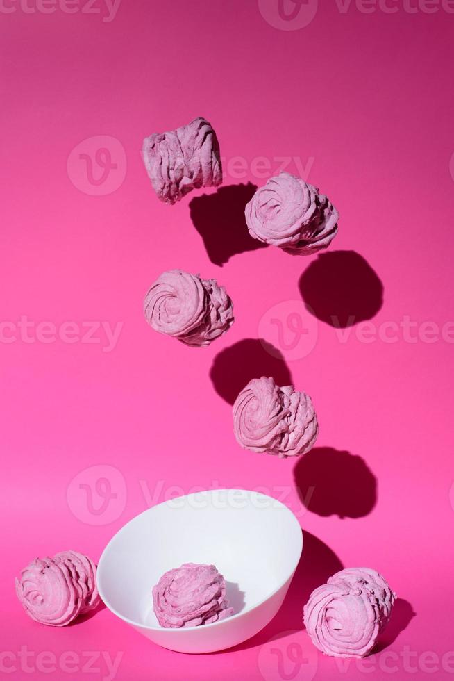 marshmallow nas cores rosa no fundo rosa com espaço de cópia foto