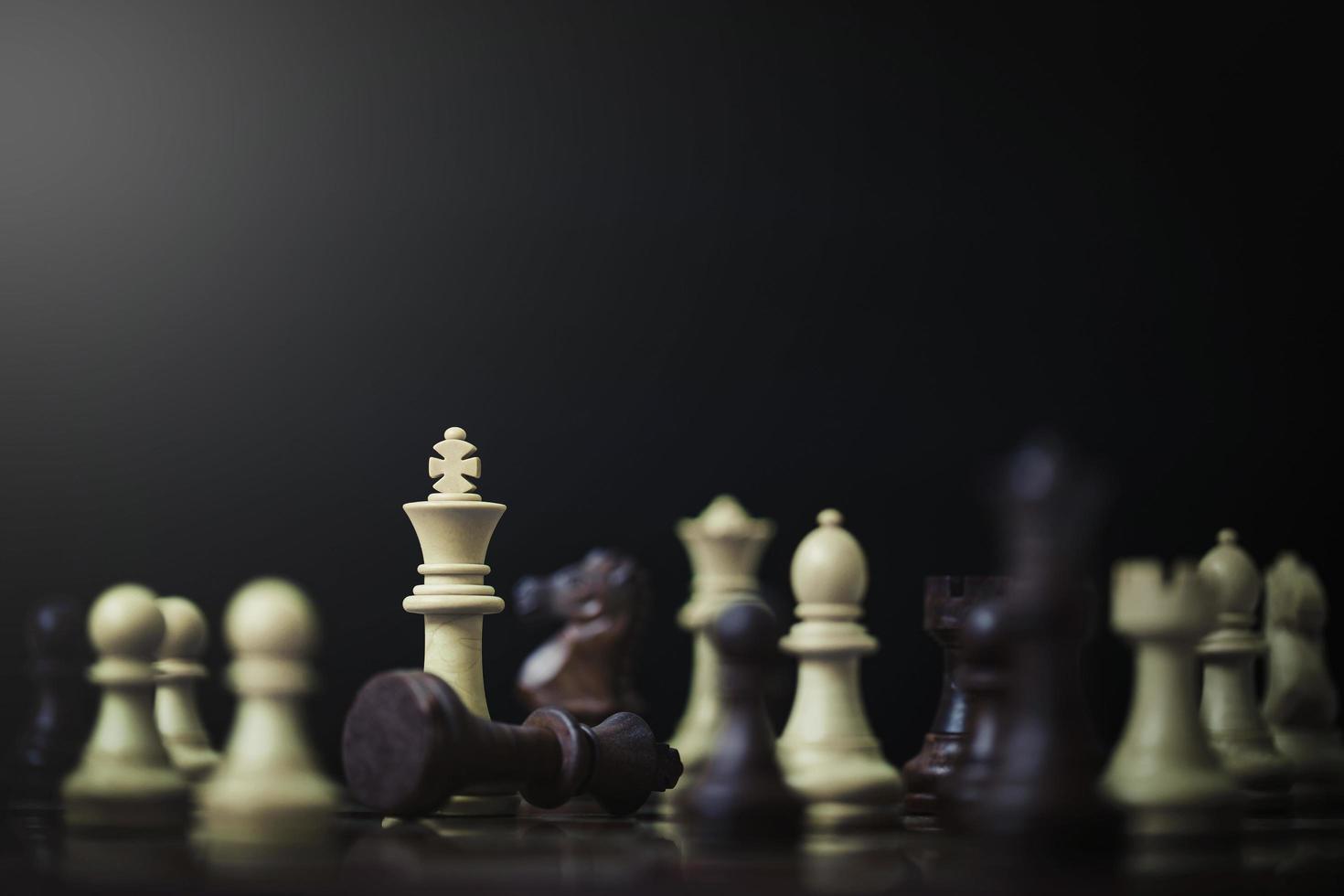 jogo de xadrez no jogo de sucesso da competição, estratégia de conceito e gestão ou liderança bem sucedida foto