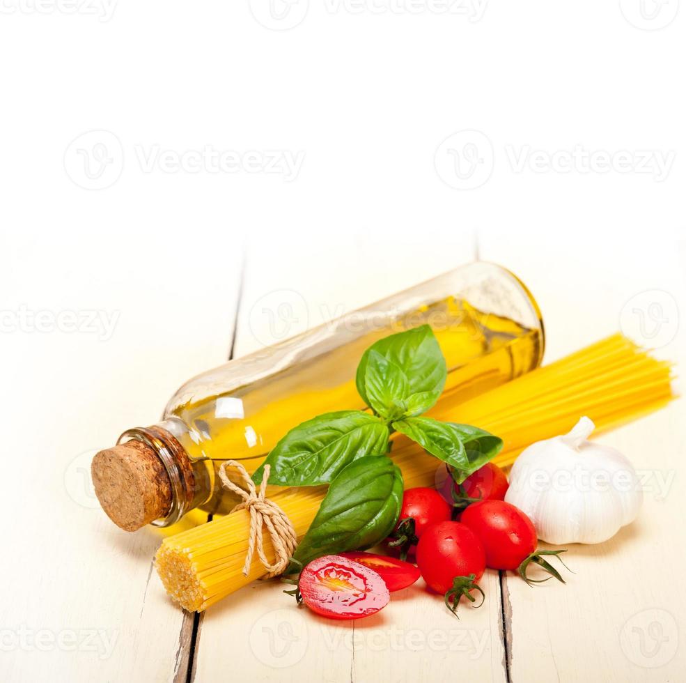 macarrão espaguete italiano tomate e manjericão foto