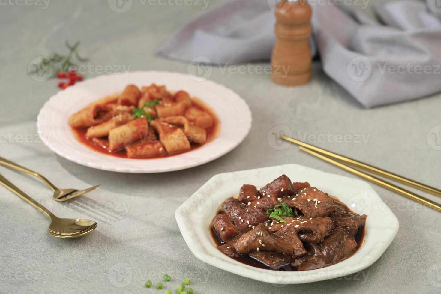 bolos de arroz coreano em molho de soja preto jjajang tteokbokki ou jjajangmyeon topokki com topkki em molho vermelho foto