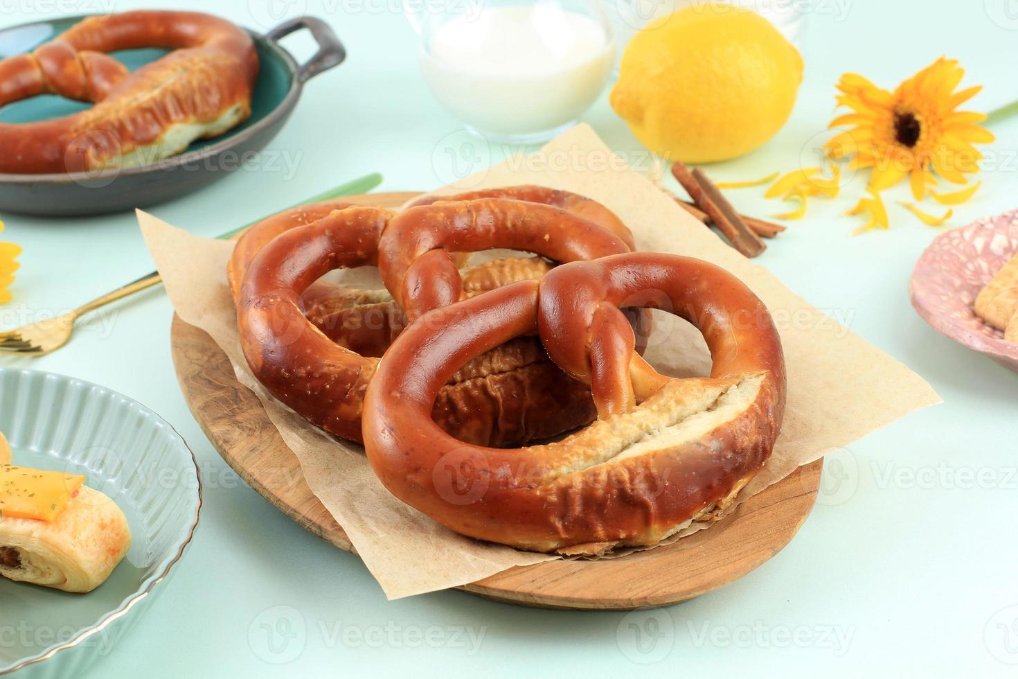 pretzels caseiros de refeição inteira com gergelim e sal foto