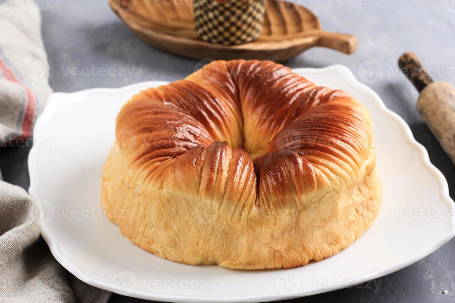 pão de lã é massa de pão doce em forma de gota de fio de lã. recheado com chocolate e queijo ralado. servido em prato branco, foto