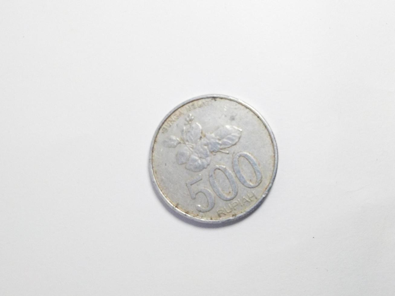 dinheiro indonésio, 500 rupias indonésias closeup em um fundo branco foto