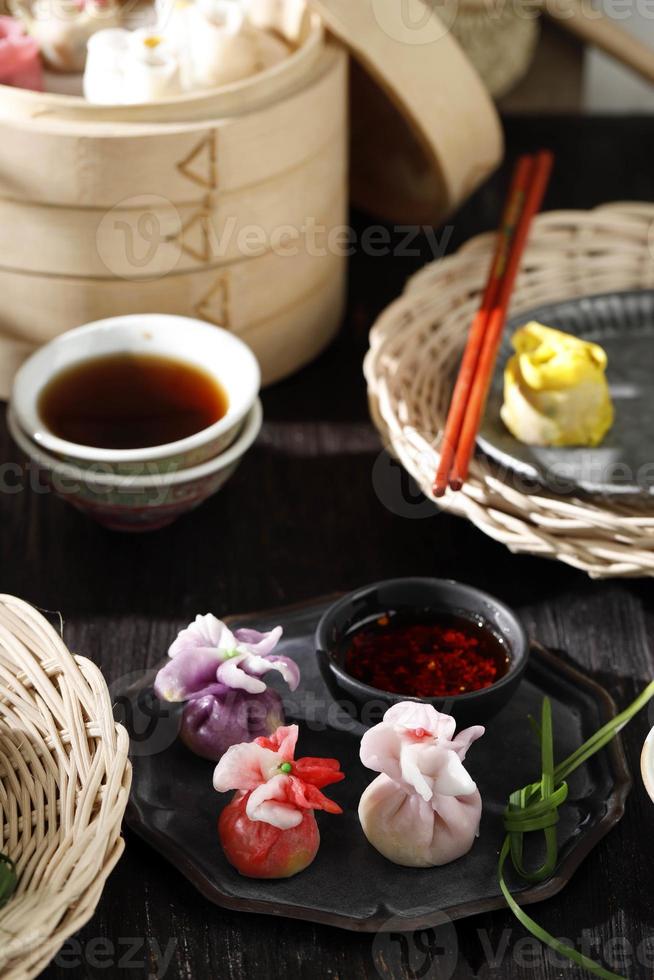 lindos bolinhos de cebolinha no vapor estilo hong kong na mesa de cimento rústica. chamado gu chai em thau e em chinês foto