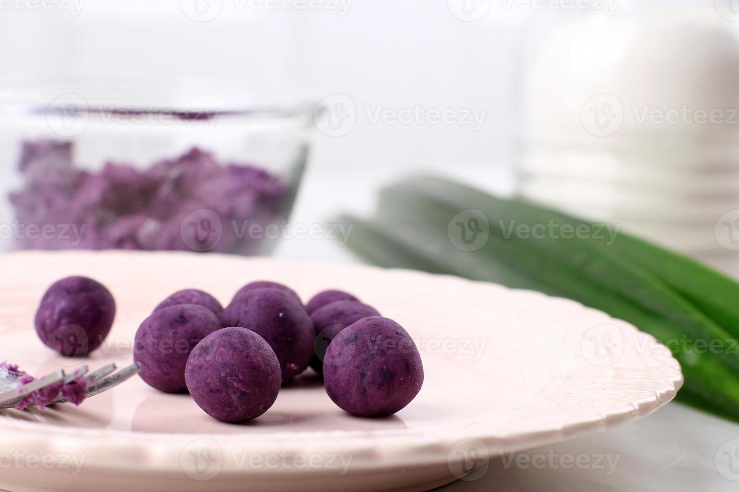 biji salak cru ubi ungu, batata doce roxa biji salak antes de ferver foto