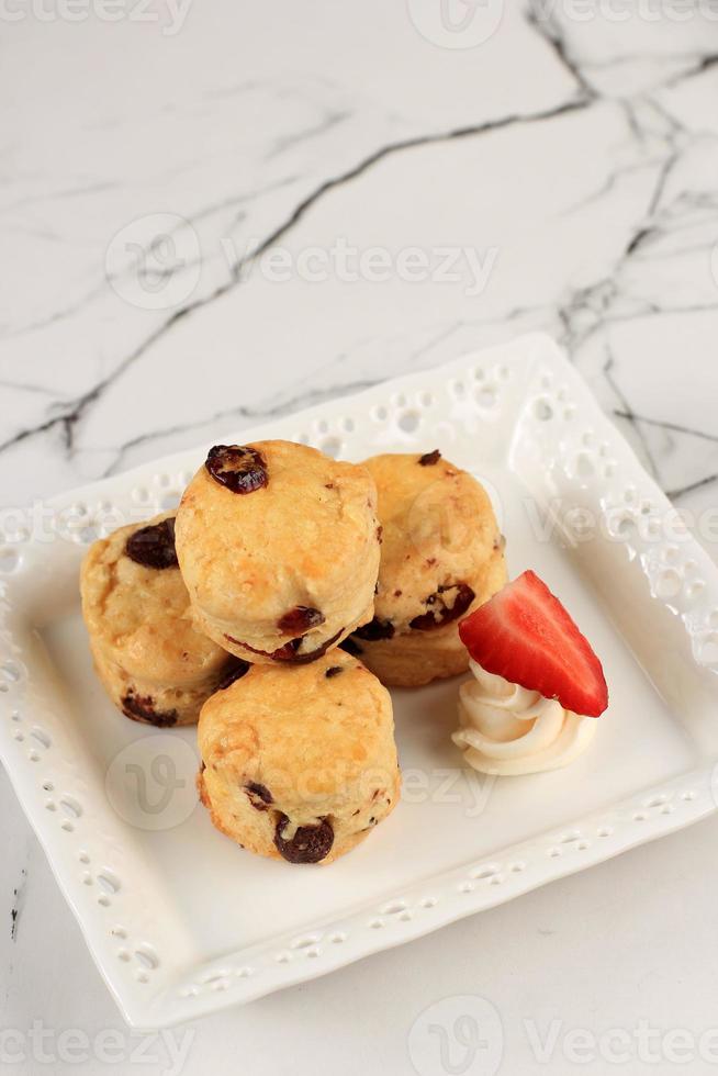 bolinho inglês com pepitas de chocolate, servido com morango foto