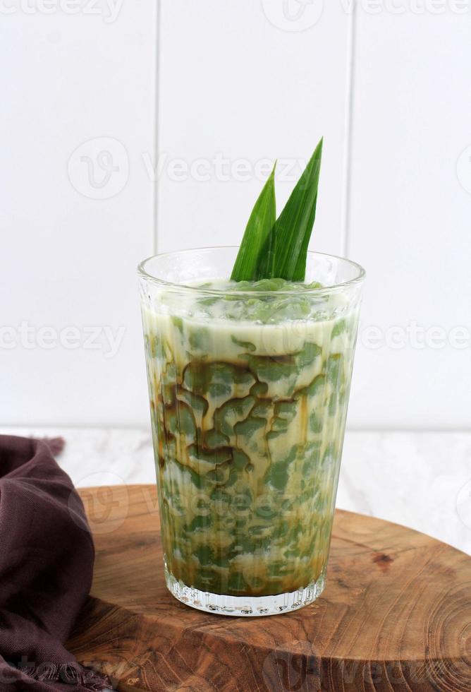 cendol é uma sobremesa de gelo doce feita de farinha de arroz, extrato de folha de pandan, leite de coco e xarope de açúcar de palma. foto