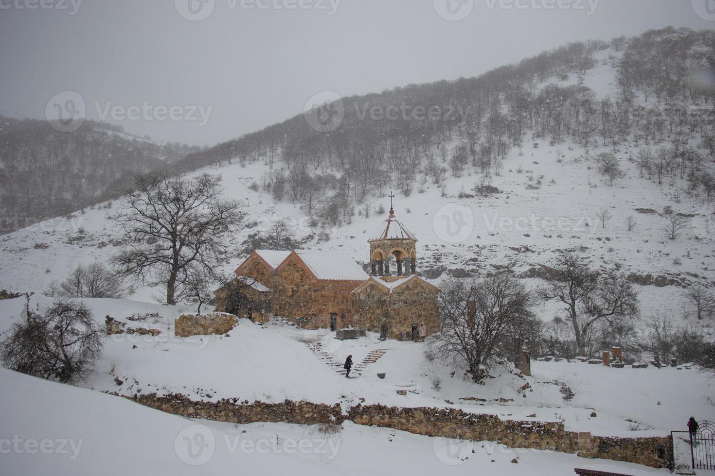 mosteiro de ardvi no inverno. rua mosteiro de johns em ardvi, mosteiro de srbanes, igreja apostólica armênia foto