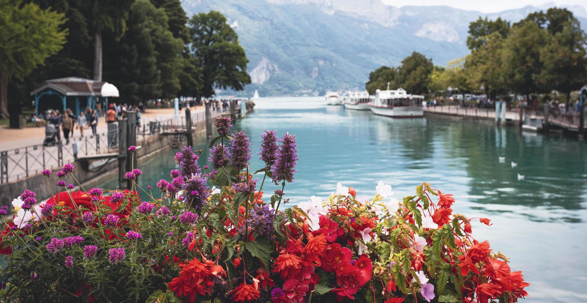 a vista do canal da cidade com edifícios medievais na cidade velha de Annecy, restaurante perto do rio tu na cidade velha, o edifício parece ótimo no meio de uma cidade grande. foto