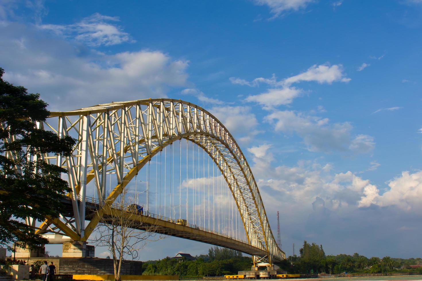 Tenggarong, East Kalimantan, Indonésia - 15 de junho de 2021 - King Tenggarong City Bridge foto