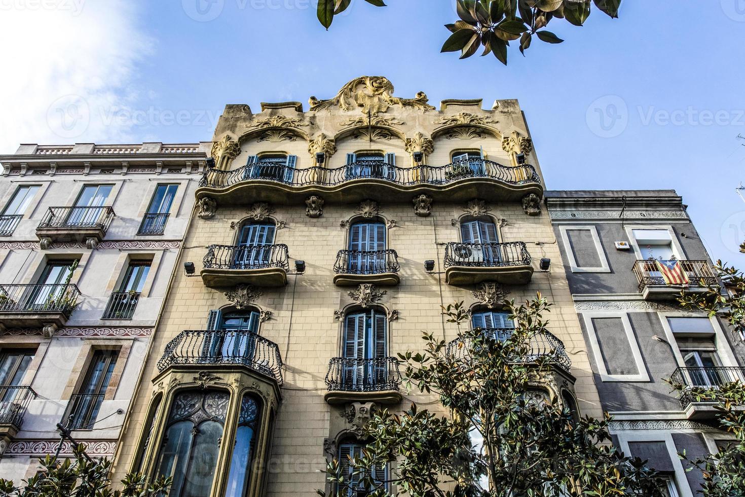 fachada de um prédio de apartamentos em estilo modernismo em gracia, barcelona, espanha, europa foto