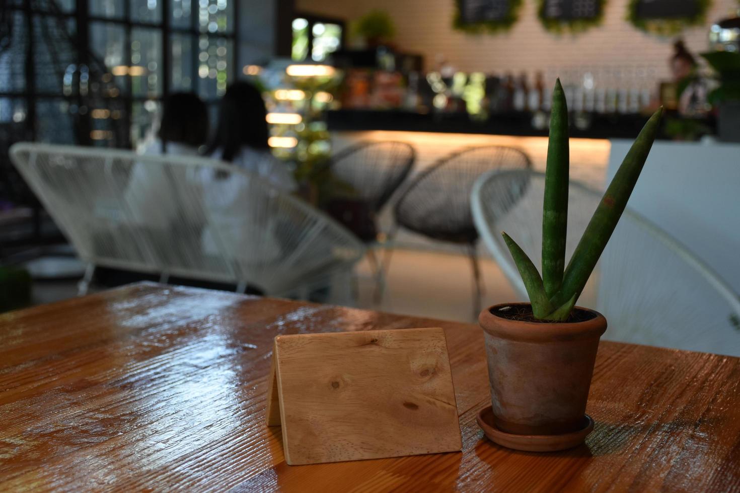 xícaras de café e bebidas na cafeteria foto