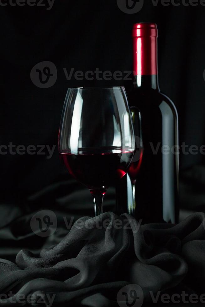 garrafa e copo com vermelho foto