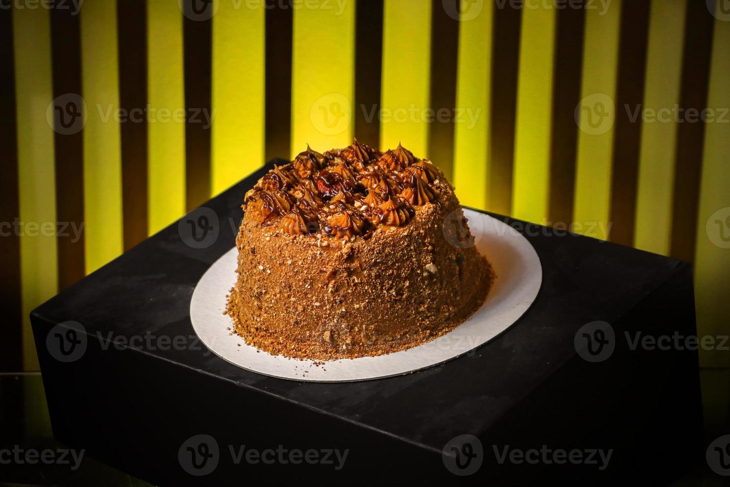 bolo de dolce leche com fundo amarelo foto