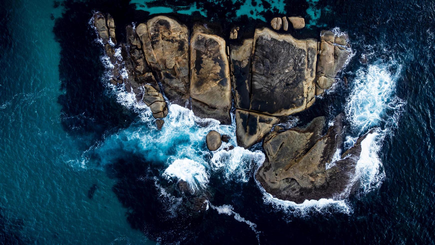 imagens aéreas de pedregulhos de granito em piscinas verdes do parque nacional de william bay wa foto