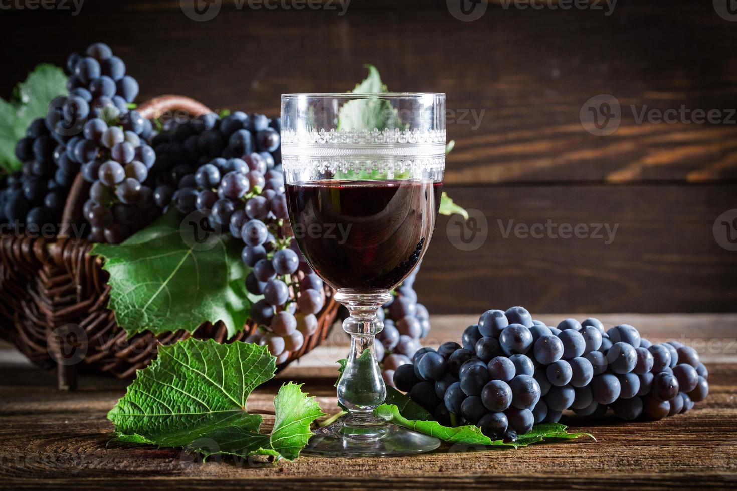 saboroso vinho tinto com uvas foto
