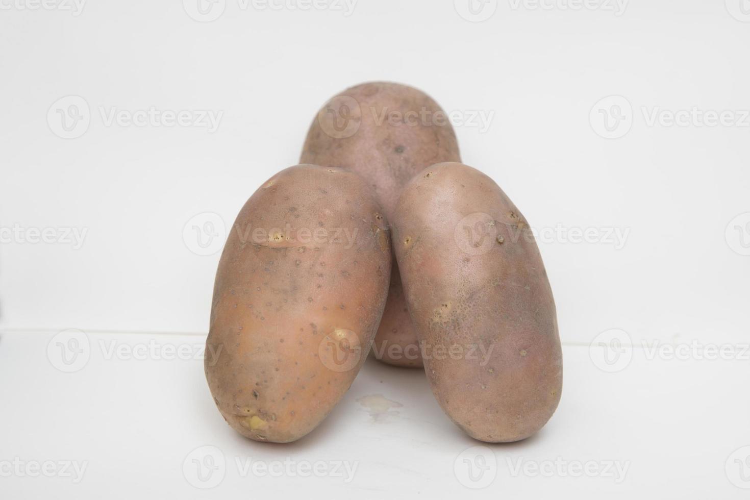 batata crua vegetal isolada em fundo cinza foto